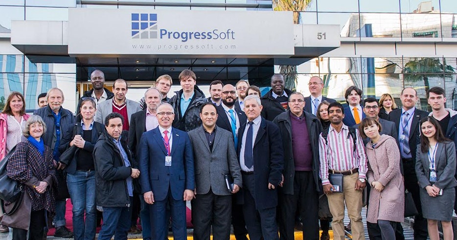 世界中のソフトウェア工学教授の派遣団 ProgressSoftの敷地を訪れる